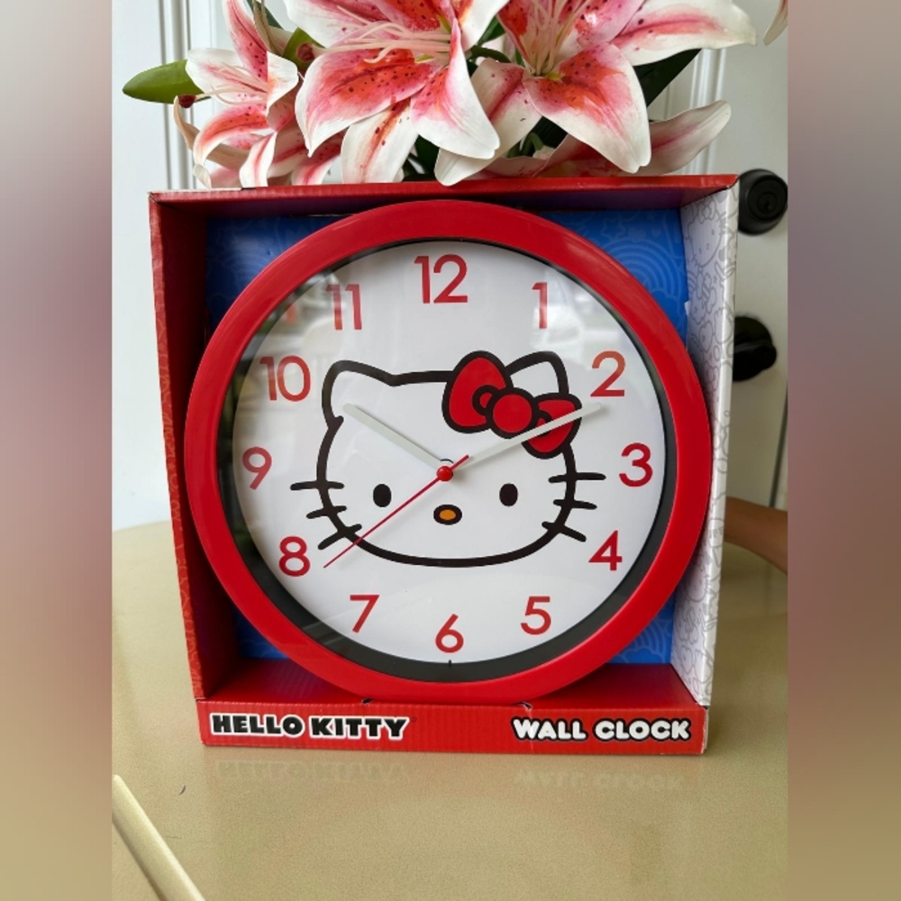 Adorable Sanrio Hello Kitty Face Analog Wall Red Clock Brand New